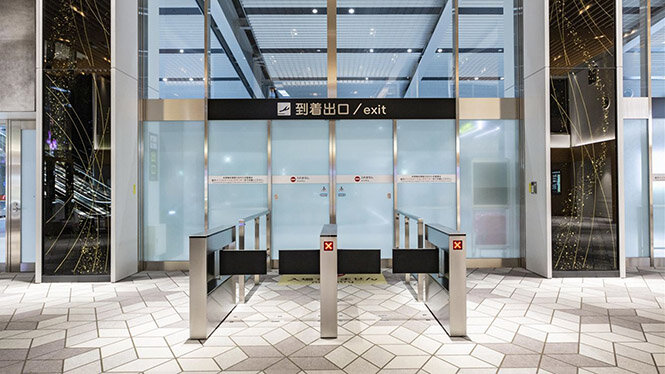 大阪国際空港にあるクマヒラのフラッパーゲート