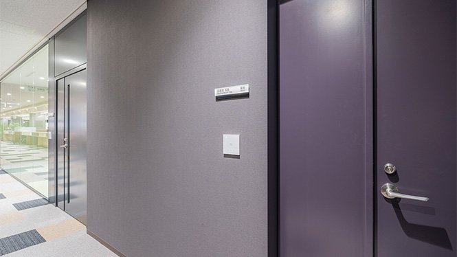 伊丹市役所内会議室に設置されている入退室管理システム