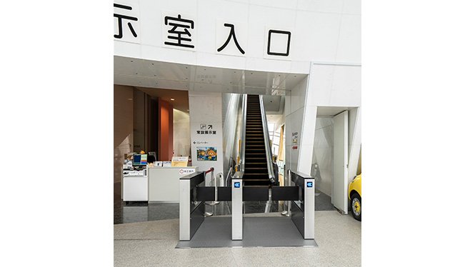 愛媛県総合科学博物館展示室入口に設置されたライトゲート