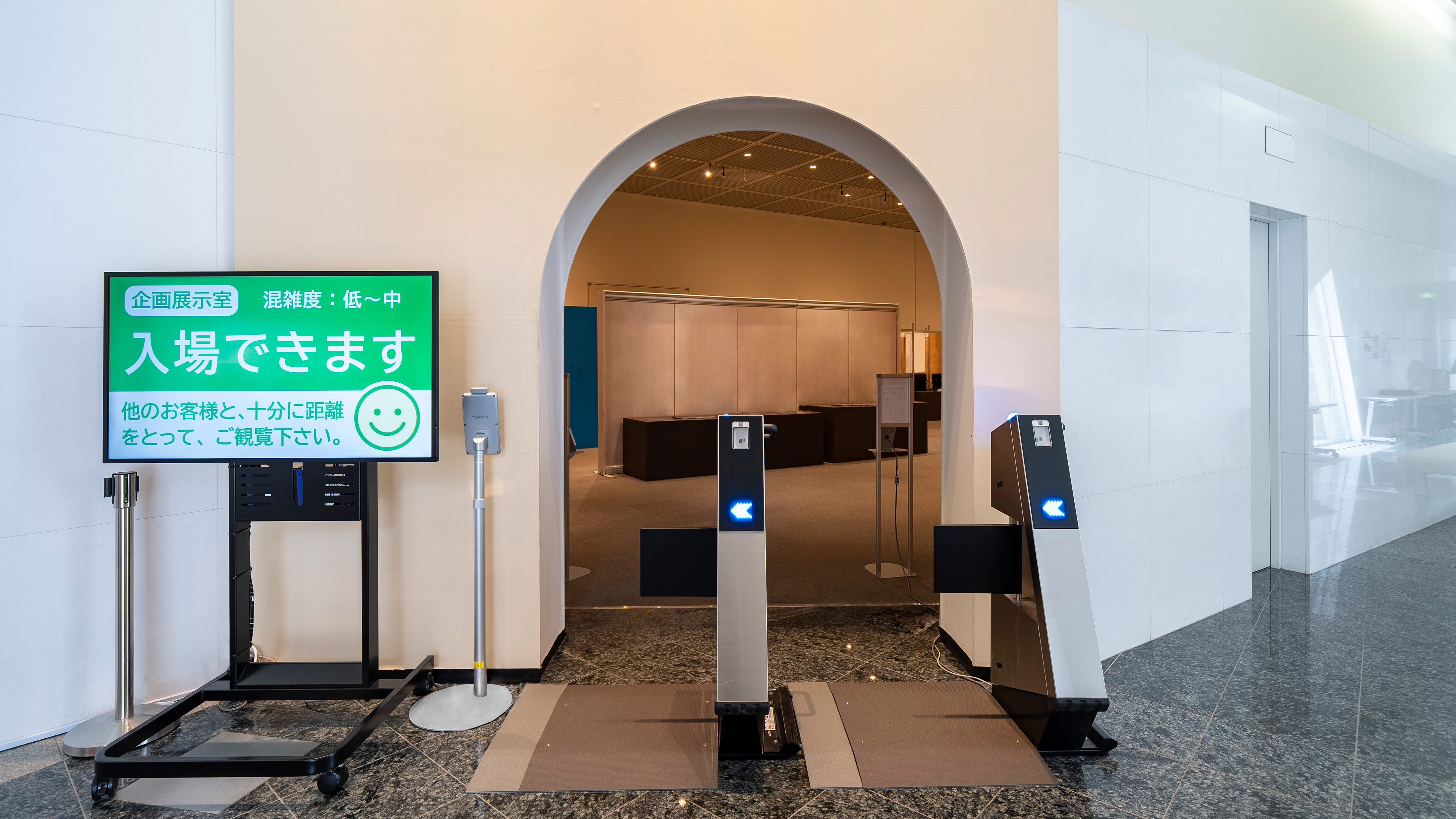 企画展示室前に設置されたモバイルゲート