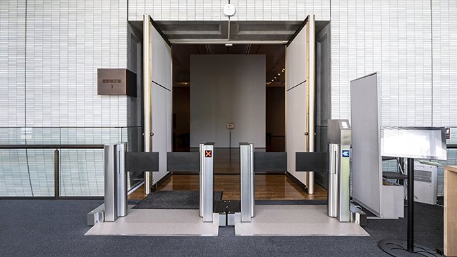 愛媛県美術館入口、スタンドドアライト設置場所