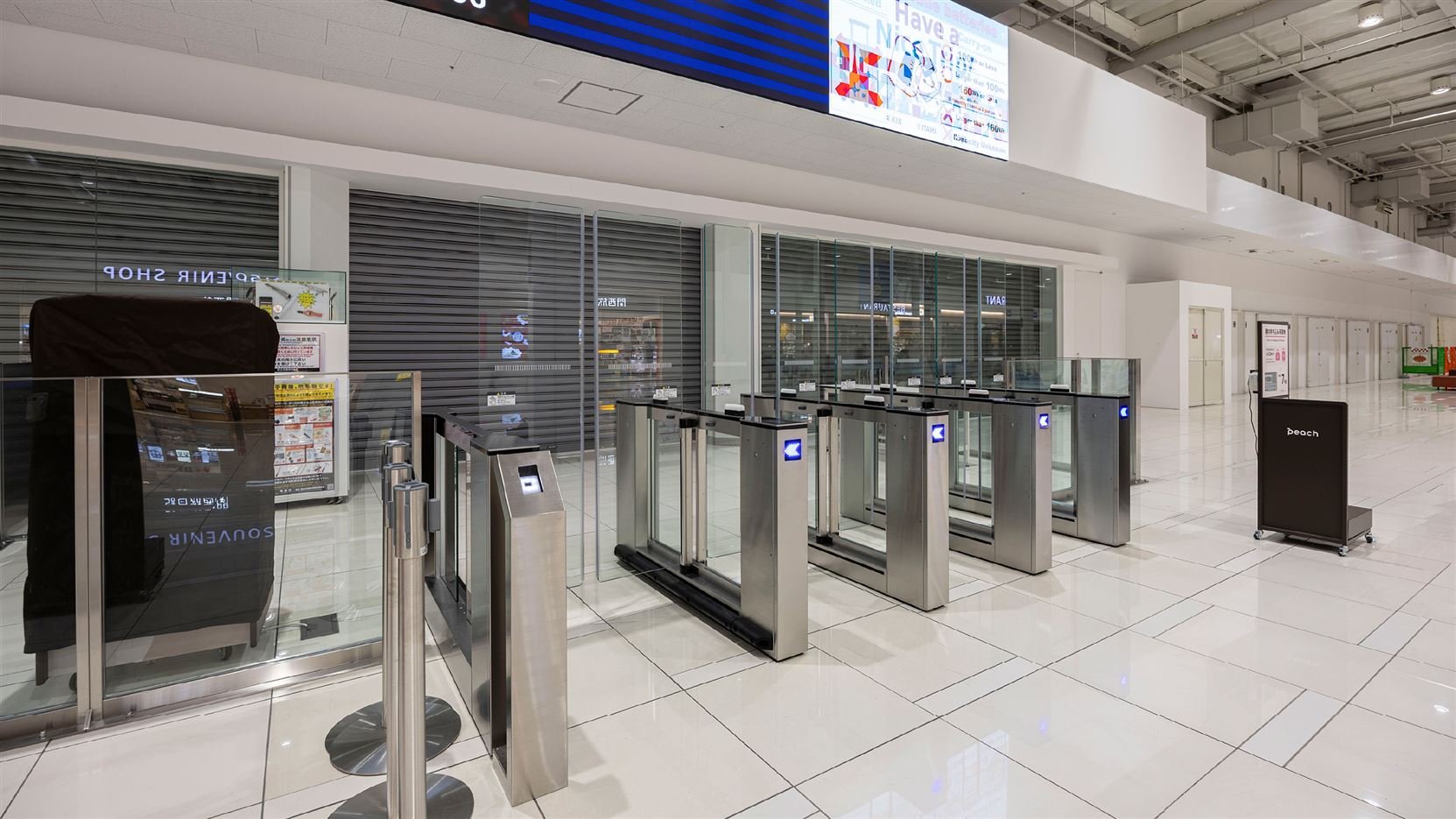 関西国際空港の入場口フラッパーゲート