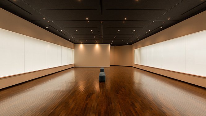 改修された壁面展示ケース