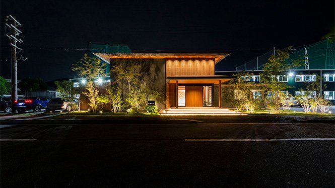 八家ゴルフセンター夜の外観