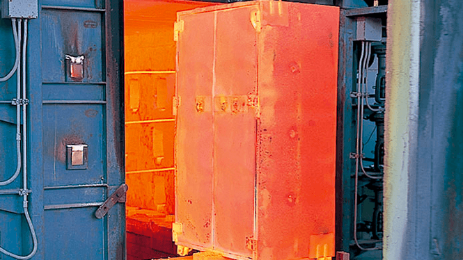 耐火試験によって赤熱した金庫の写真
